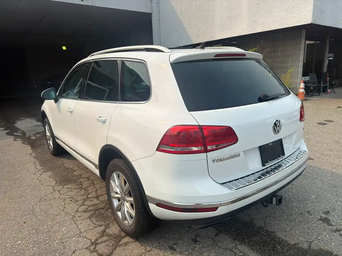 2016 Volkswagen Touareg - Image 9