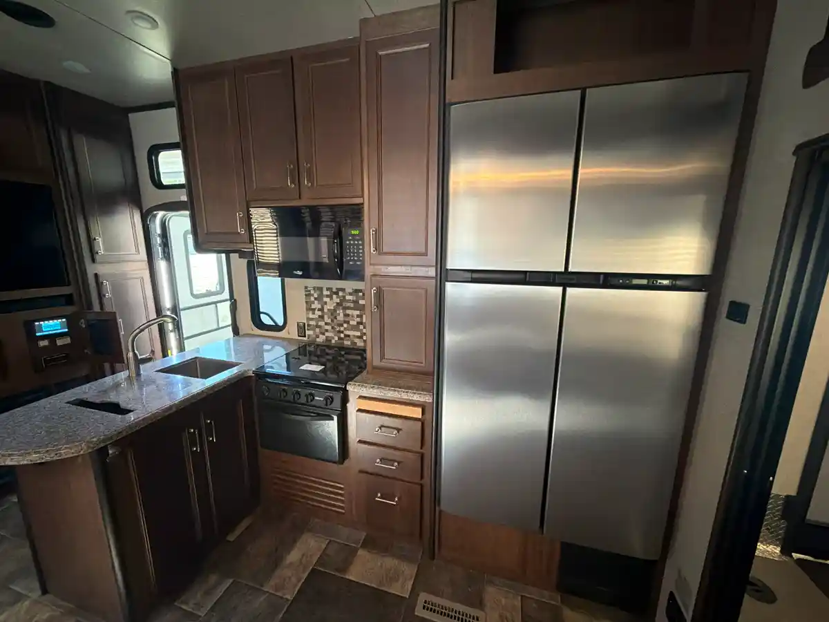 2017 Keystone Fuzion 325 - Image 8