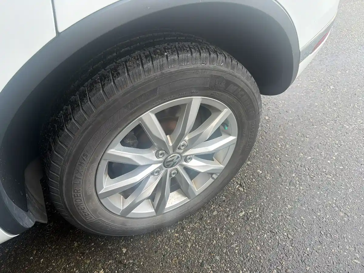 2016 Volkswagen Touareg - Image 27