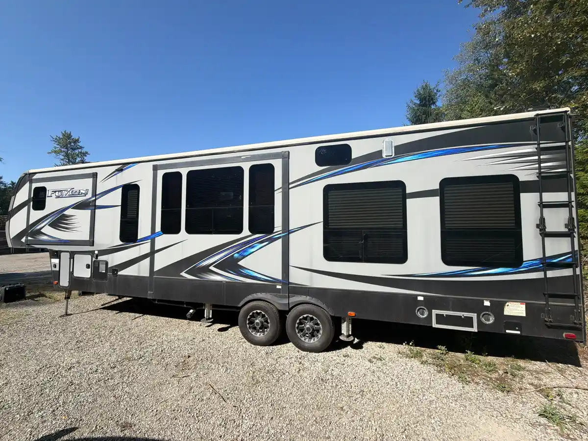 2017 Keystone Fuzion 325 - Image 3