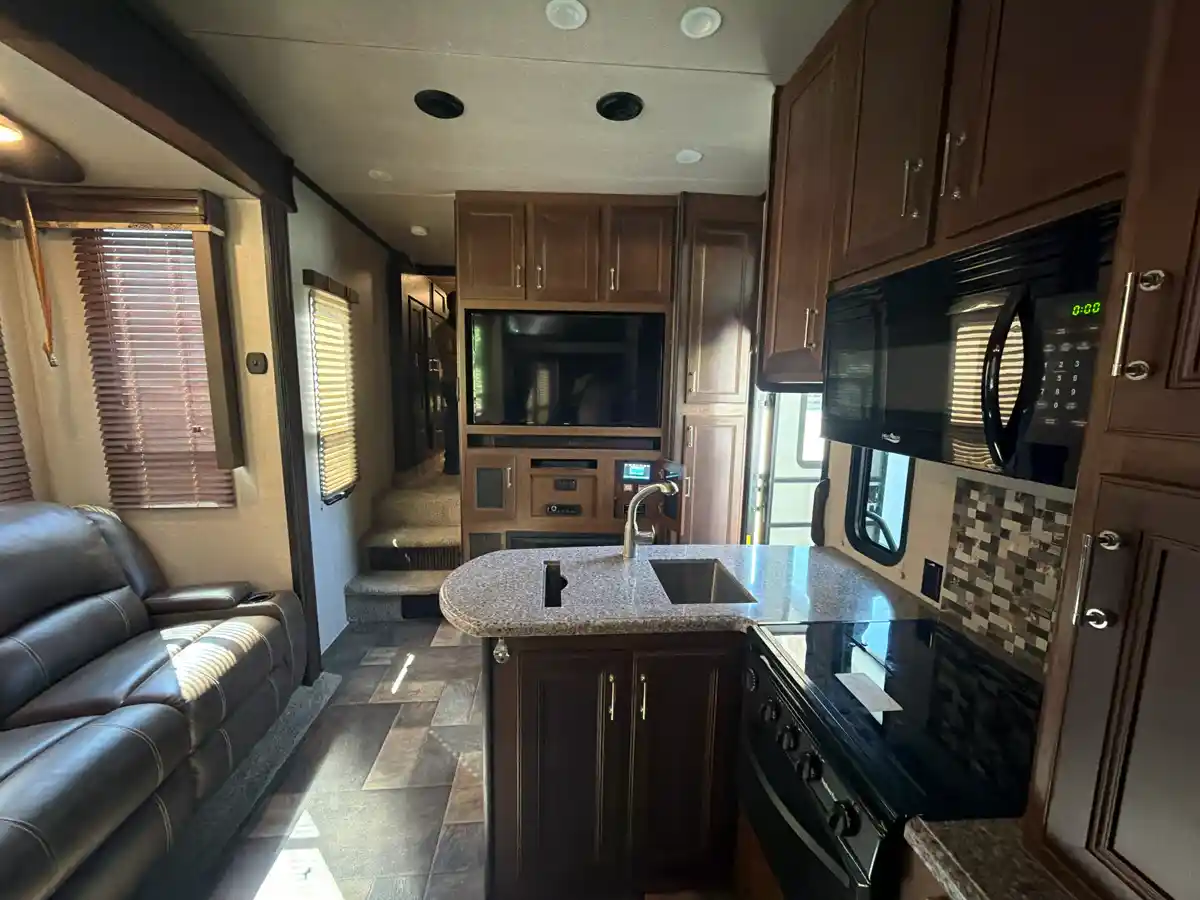 2017 Keystone Fuzion 325 - Image 12