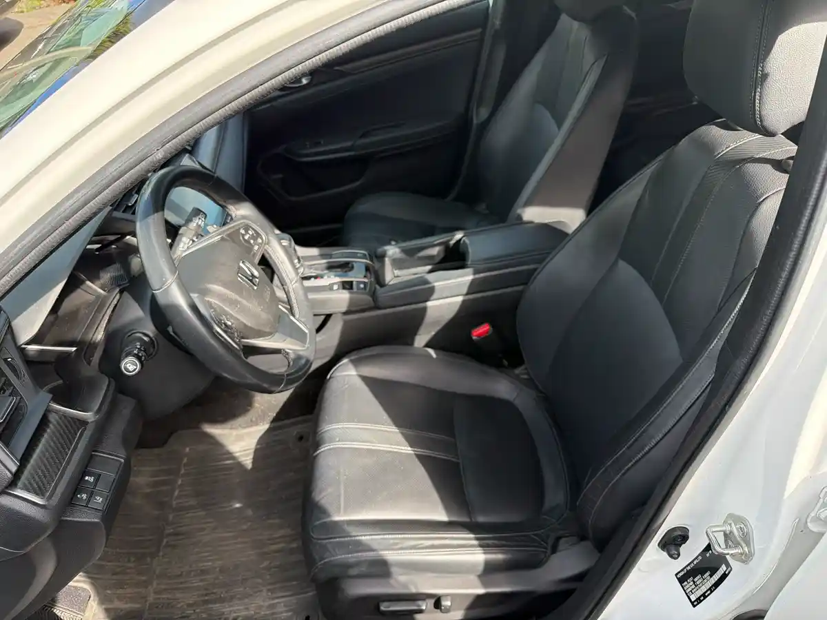 2018 Honda Civic Sport Touring - Image 12
