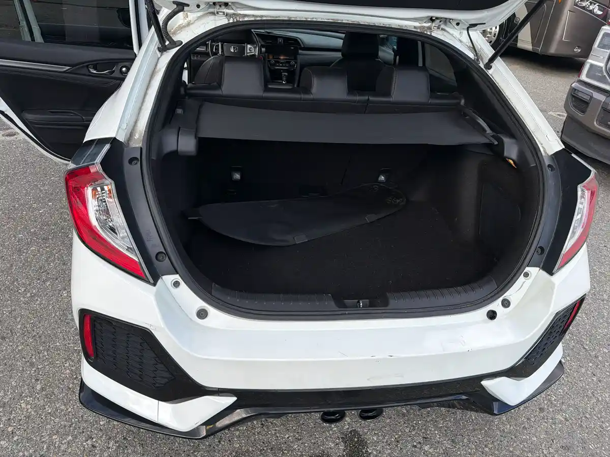 2018 Honda Civic Sport Touring - Image 15