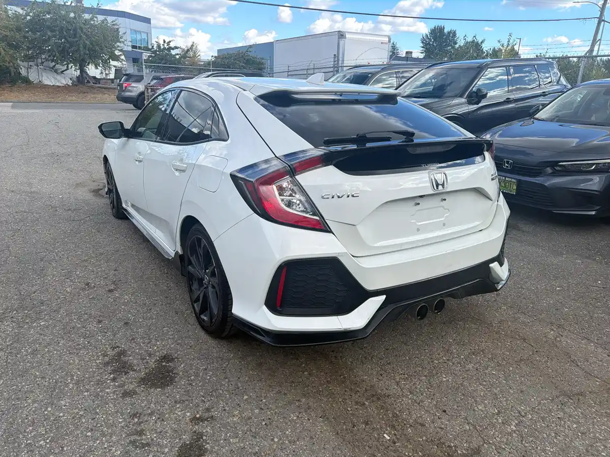 2018 Honda Civic Sport Touring - Image 9