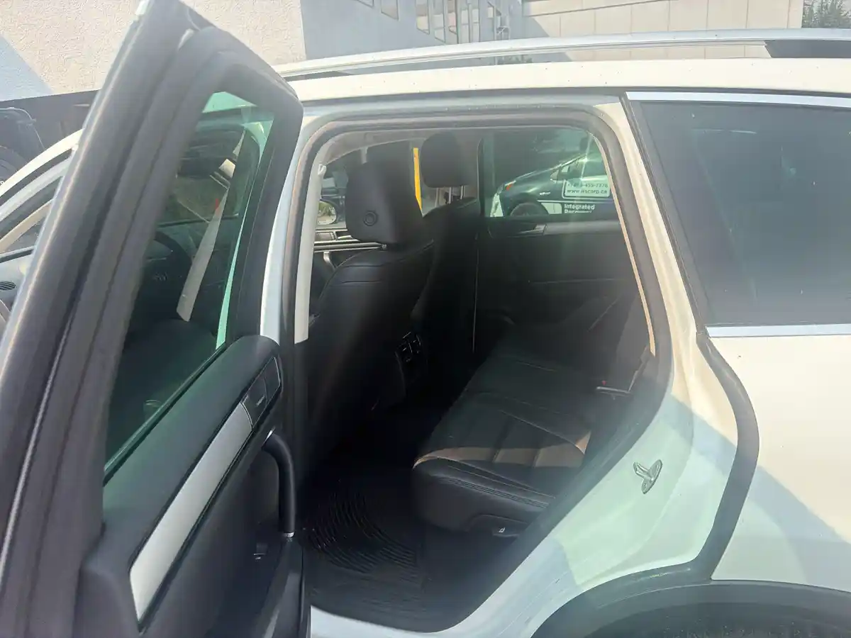 2016 Volkswagen Touareg - Image 12
