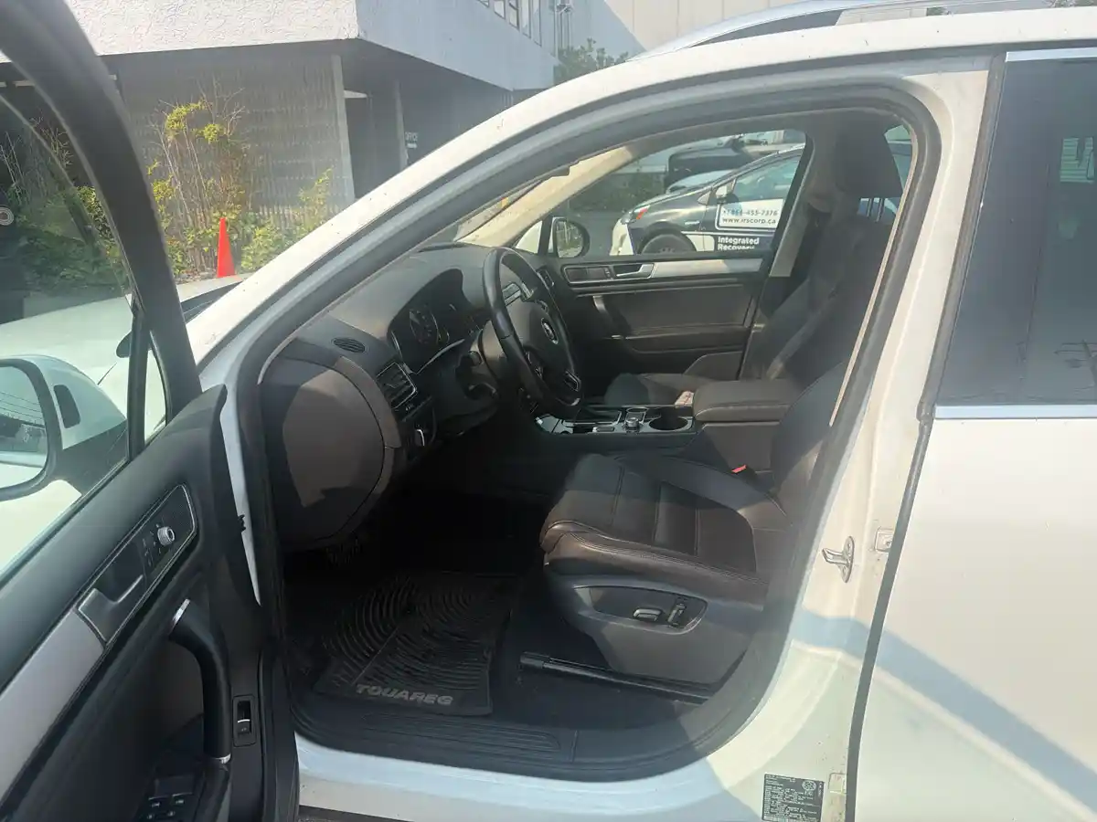 2016 Volkswagen Touareg - Image 11