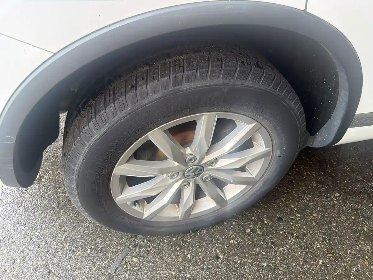 2016 Volkswagen Touareg - Image 28