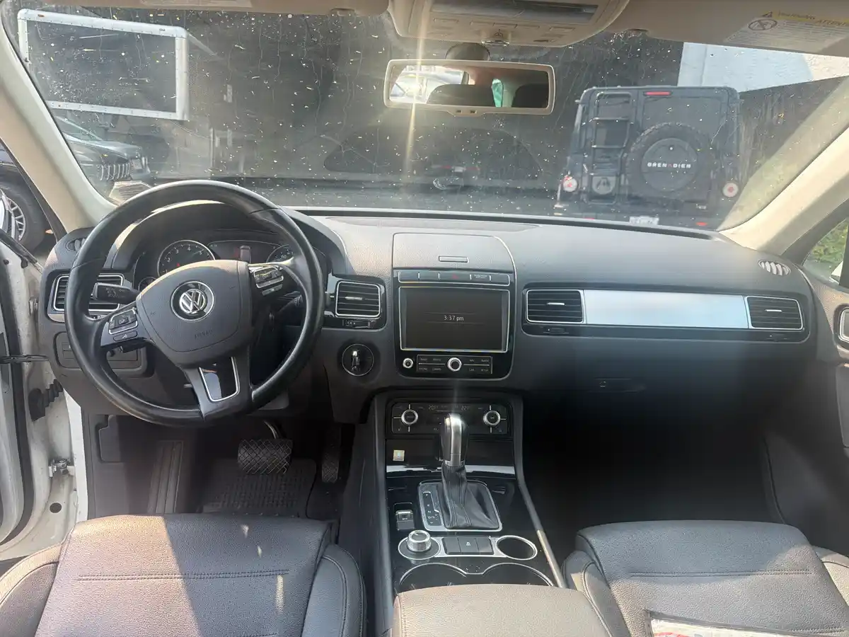 2016 Volkswagen Touareg - Image 10