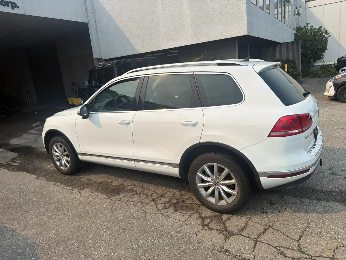 2016 Volkswagen Touareg - Image 6
