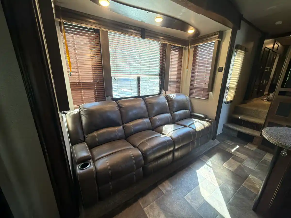 2017 Keystone Fuzion 325 - Image 15