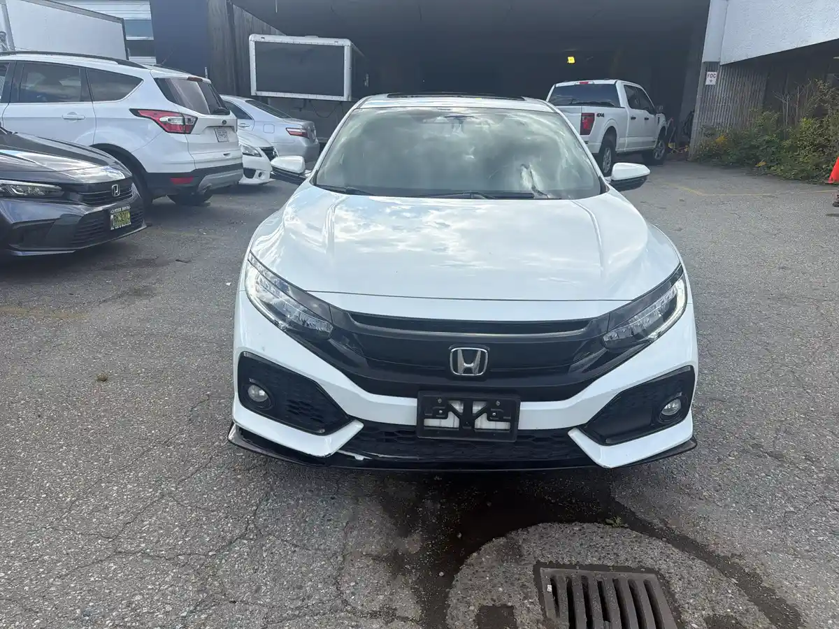2018 Honda Civic Sport Touring - Image 8