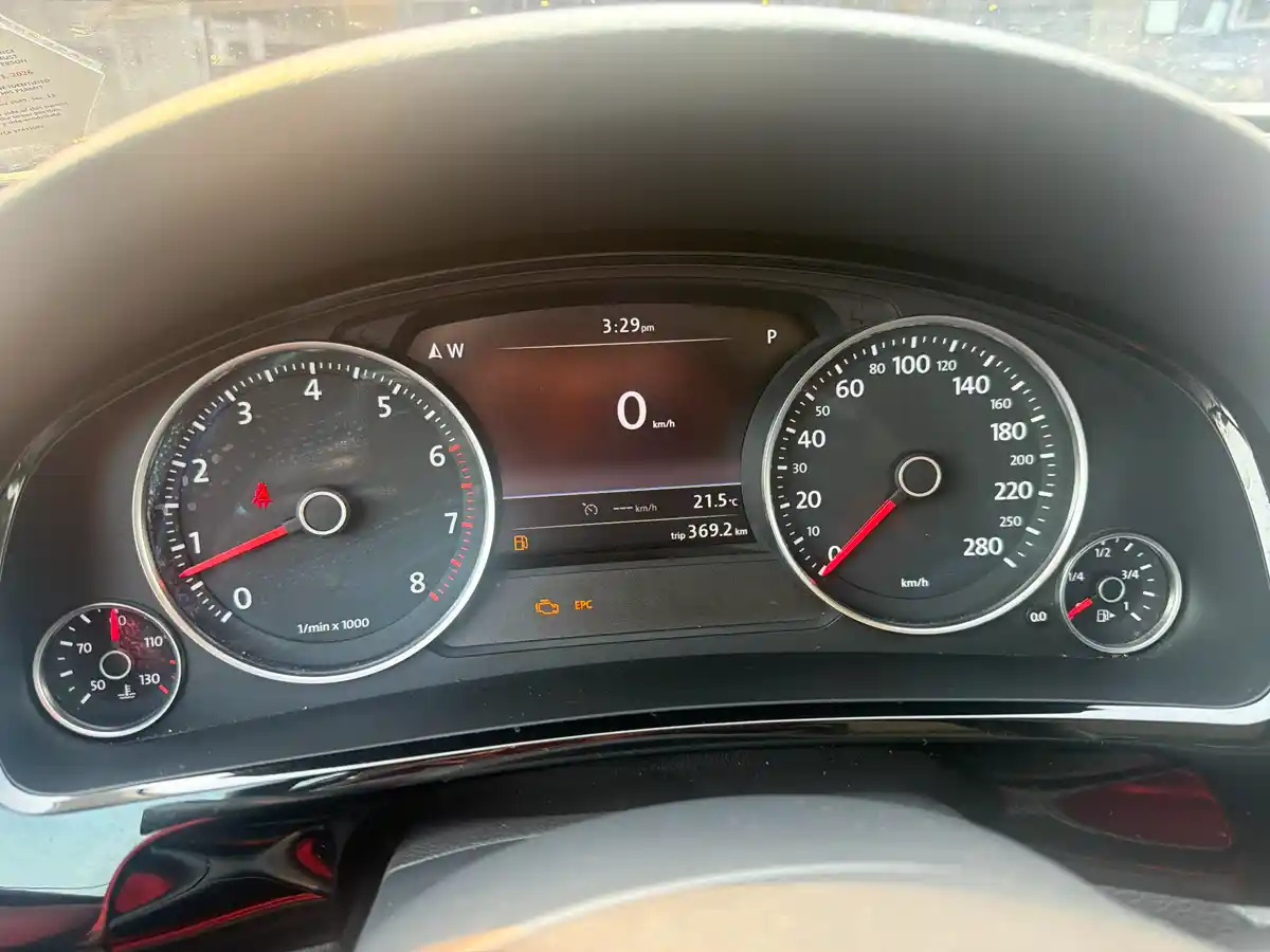2016 Volkswagen Touareg - Image 13