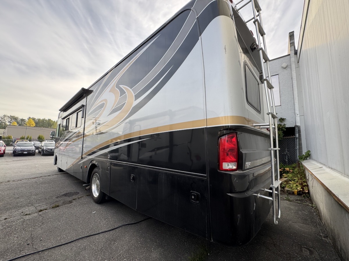 2010 Holiday Rambler Admiral 34 SBD - Image 3