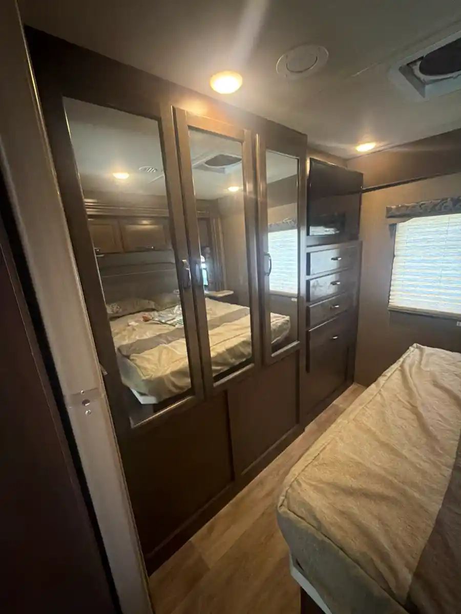 2018 Thor Motor Coach Four Winds 29G - Image 10
