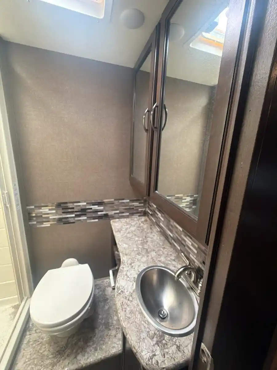 2018 Thor Motor Coach Four Winds 29G - Image 18