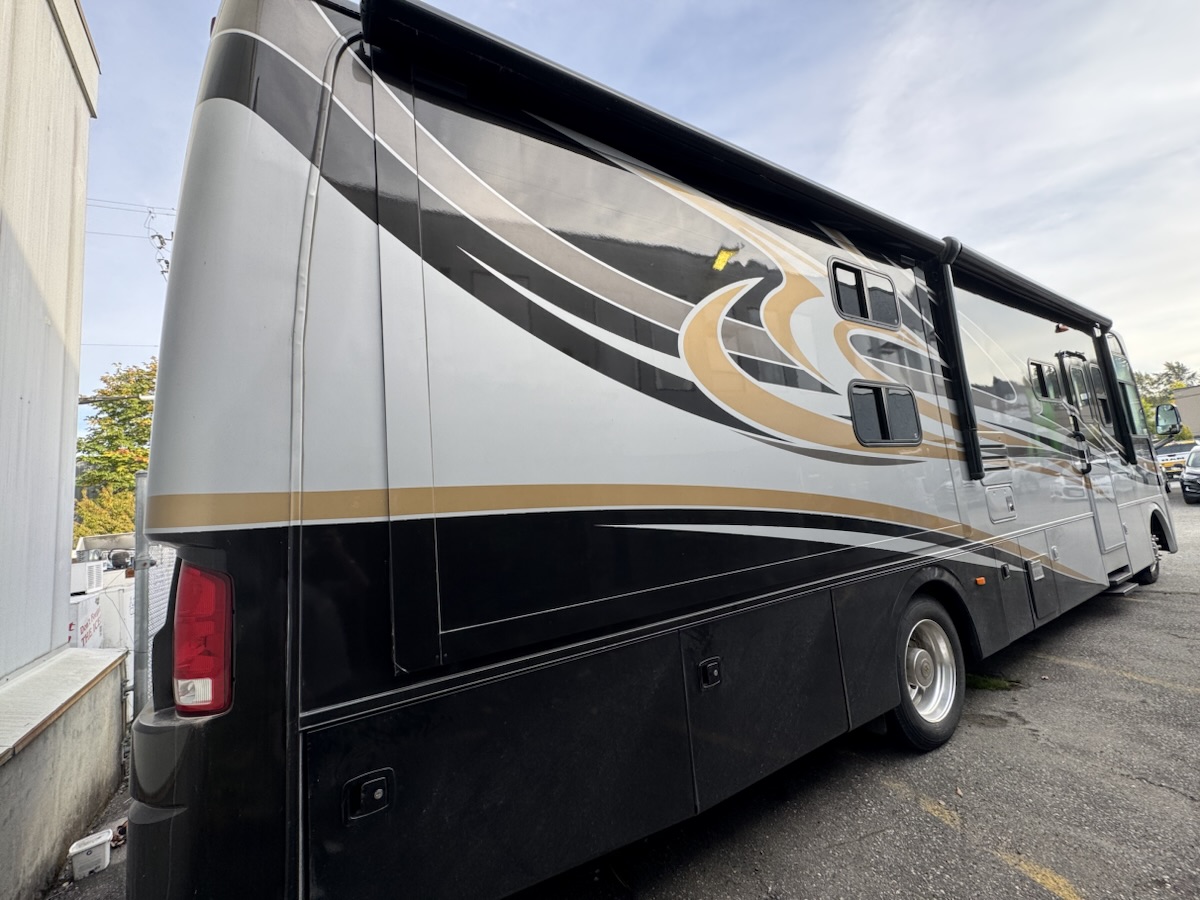 2010 Holiday Rambler Admiral 34 SBD - Image 4
