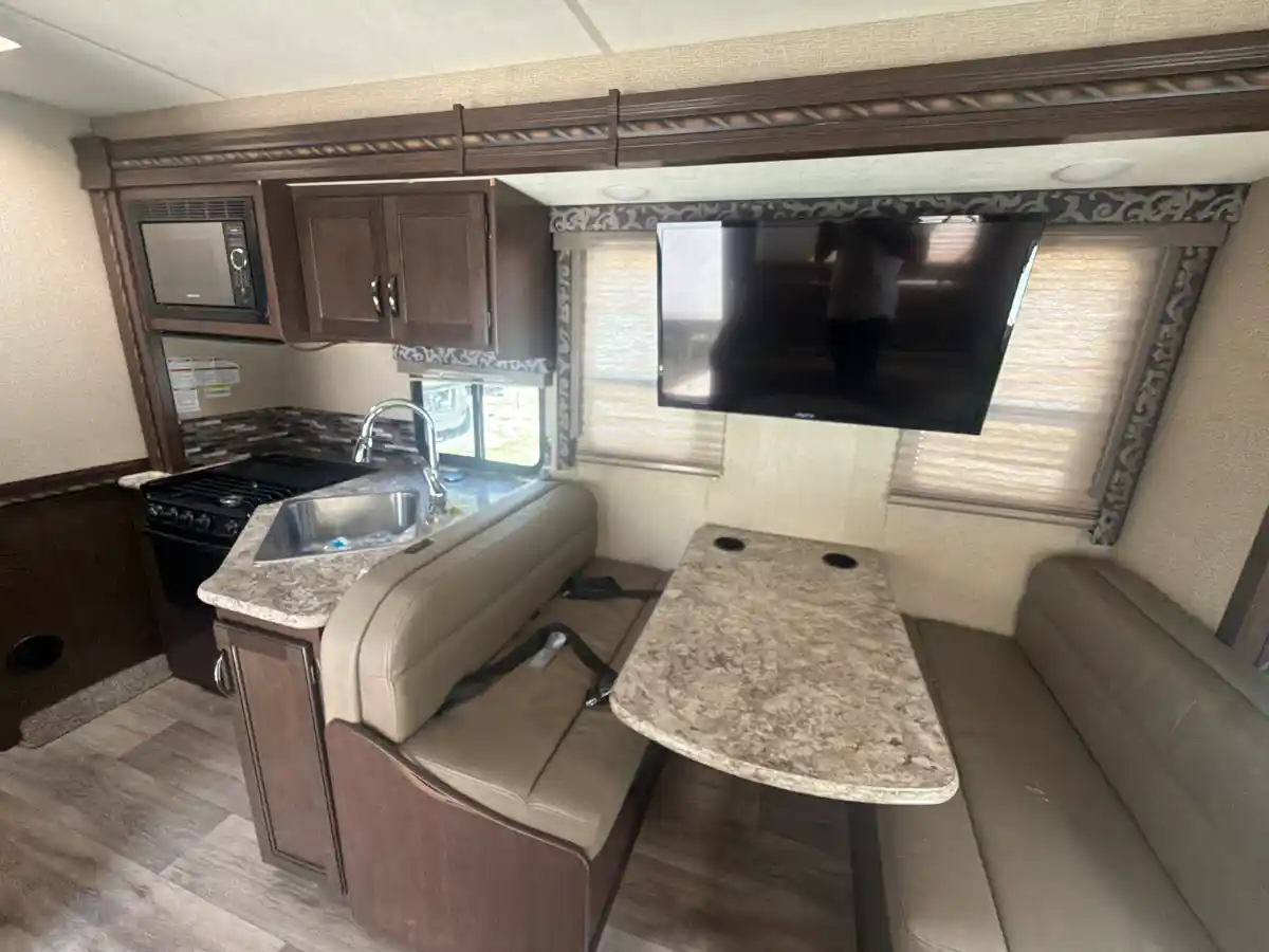 2018 Thor Motor Coach Four Winds 29G - Image 8