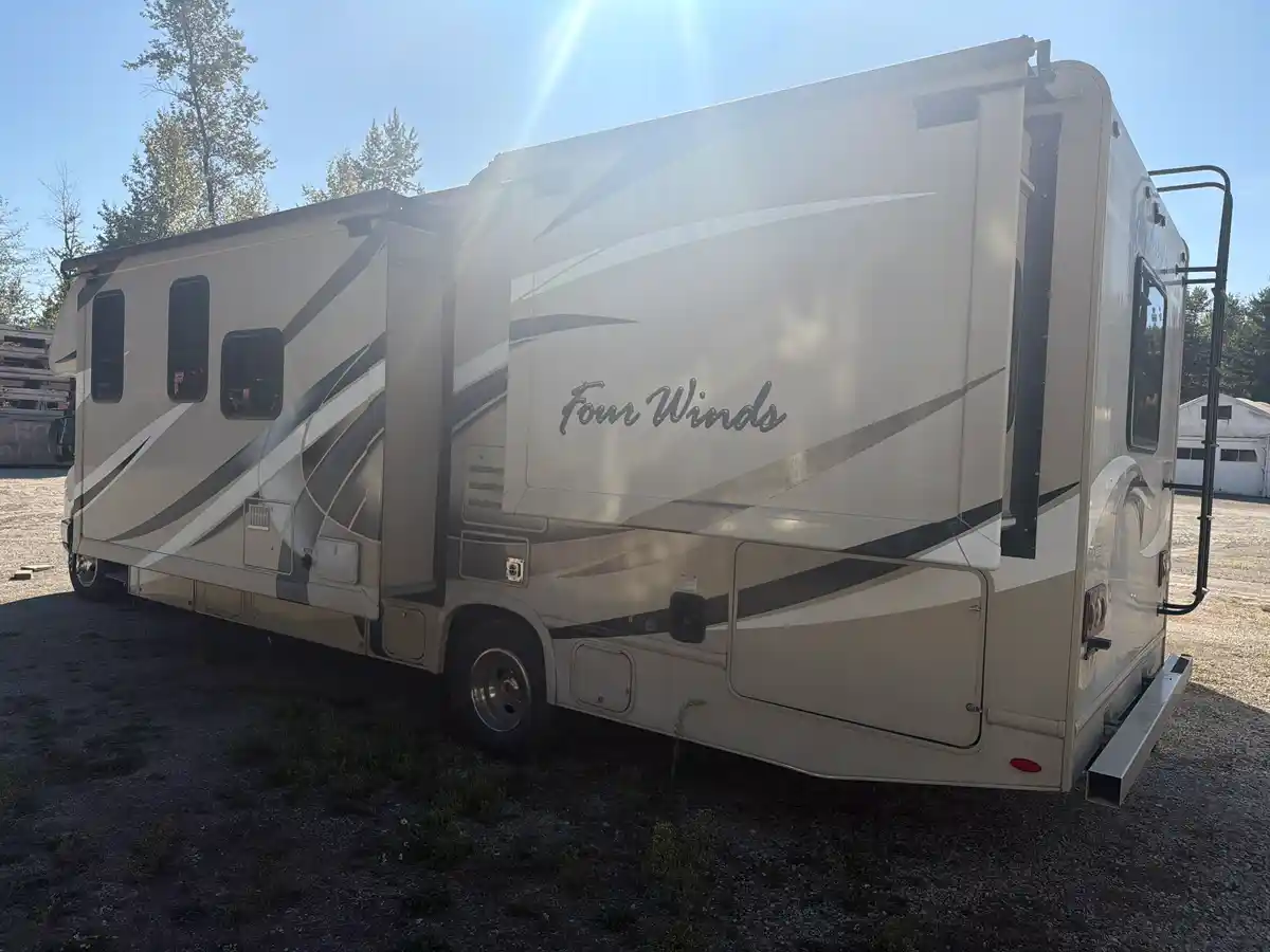 2018 Thor Motor Coach Four Winds 29G - Image 6