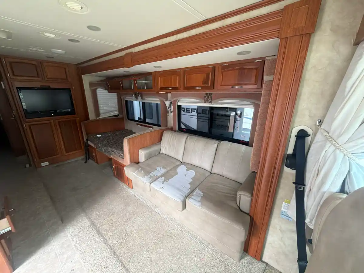 2010 Holiday Rambler Admiral 34 SBD - Image 7