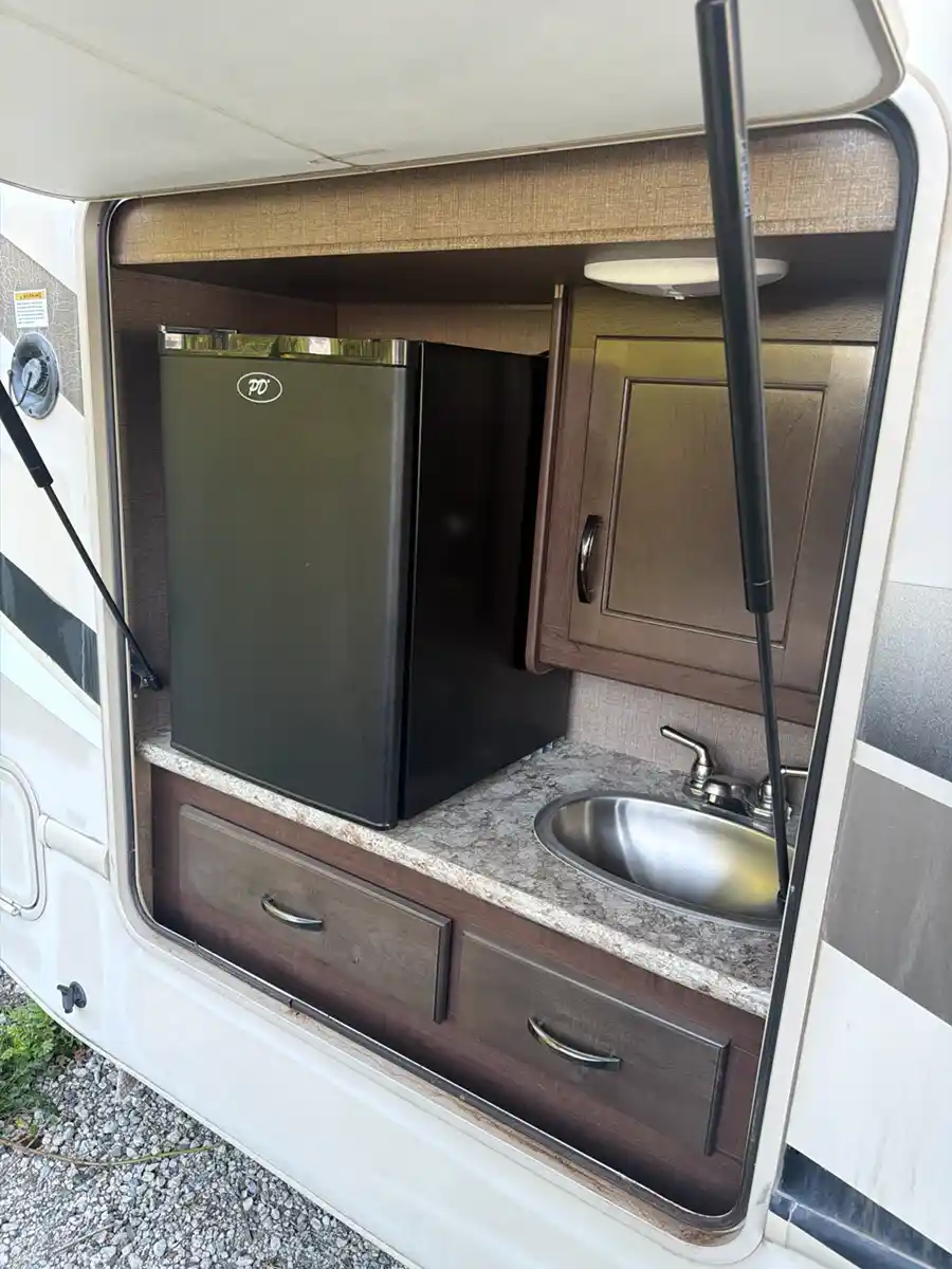 2018 Thor Motor Coach Four Winds 29G - Image 16